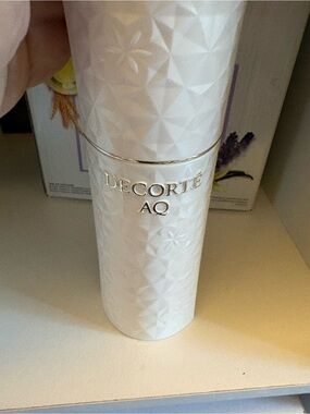AQ White Textured De’Corte facial